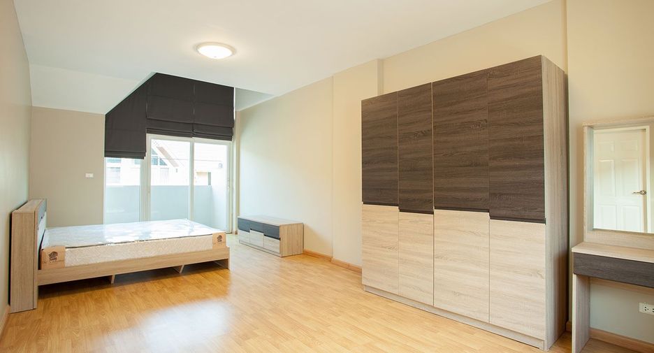 For rent 3 bedrooms townhouse in Wang Thonglang, Bangkok
