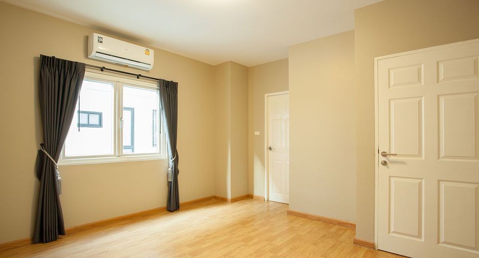 For rent 3 bedrooms townhouse in Wang Thonglang, Bangkok