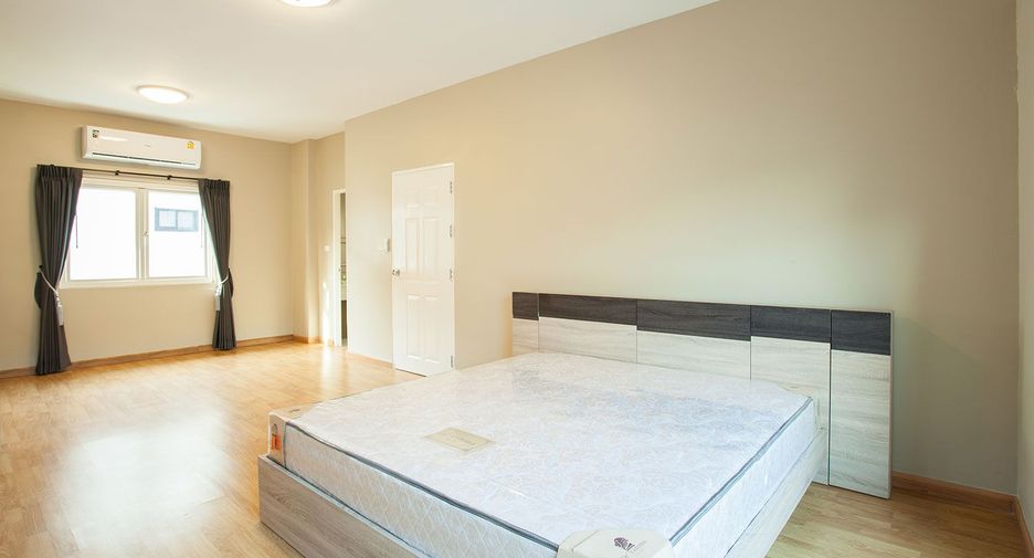 For rent 3 bedrooms townhouse in Wang Thonglang, Bangkok