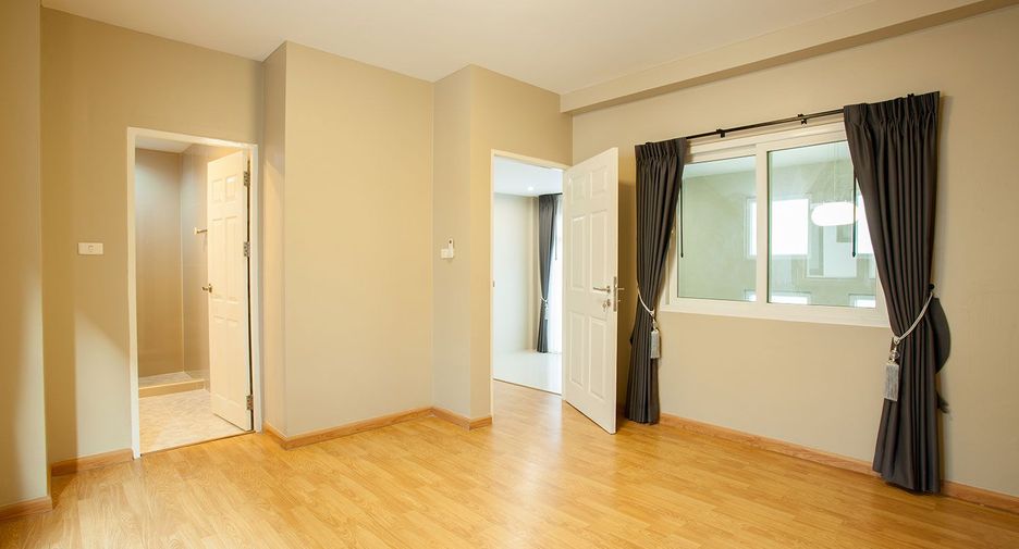 For rent 3 bedrooms townhouse in Wang Thonglang, Bangkok