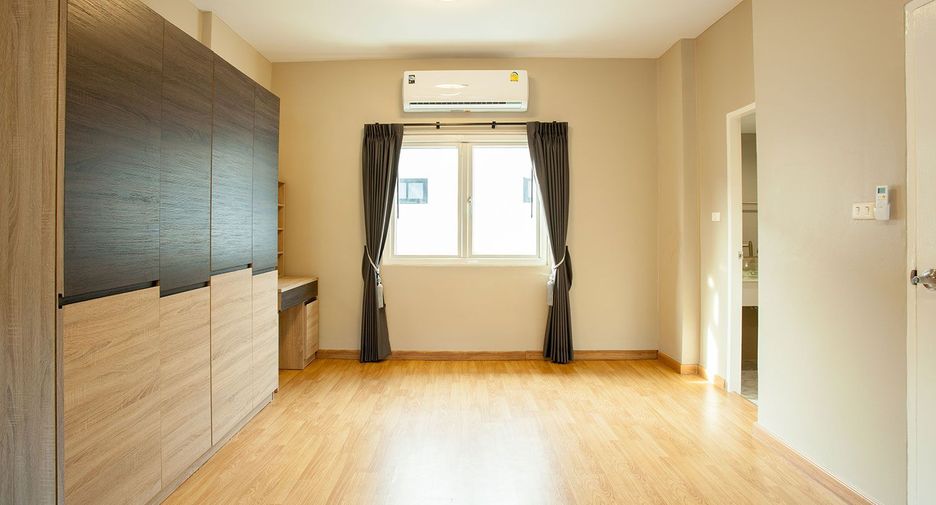 For rent 3 bedrooms townhouse in Wang Thonglang, Bangkok