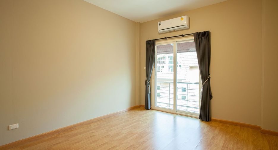 For rent 3 bedrooms townhouse in Wang Thonglang, Bangkok