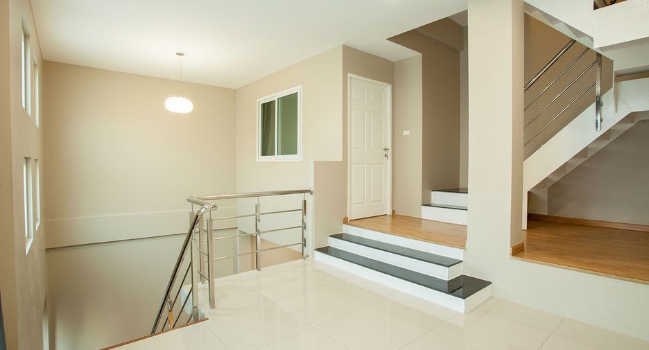 For rent 3 bedrooms townhouse in Wang Thonglang, Bangkok
