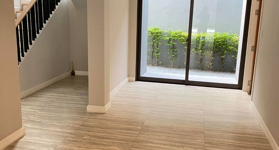 For sale 4 bedrooms house in Watthana, Bangkok