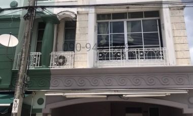 For rent 4 bedrooms townhouse in Lat Phrao, Bangkok