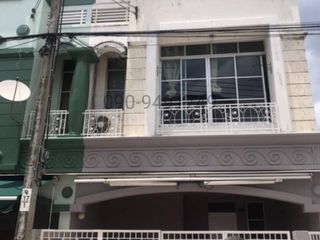 For rent 4 bedrooms townhouse in Lat Phrao, Bangkok