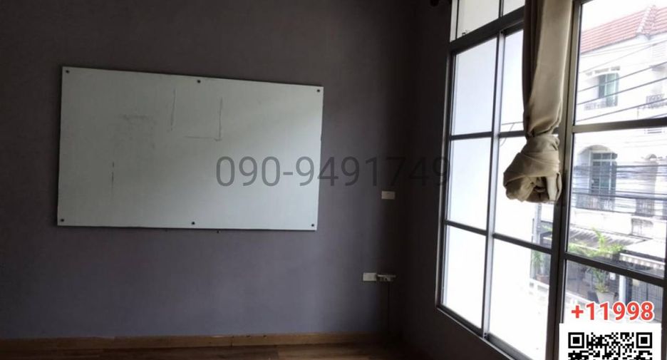 For rent 4 bedrooms townhouse in Lat Phrao, Bangkok