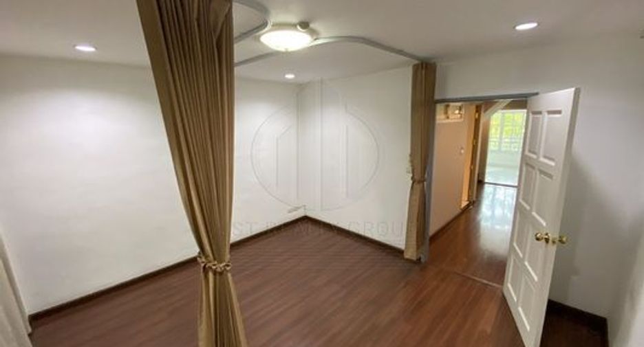 For rent and for sale 4 bedrooms retail Space in Watthana, Bangkok