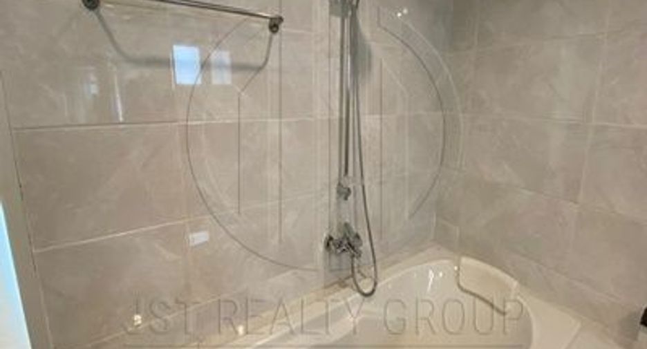 For rent 4 bedrooms townhouse in Bang Na, Bangkok