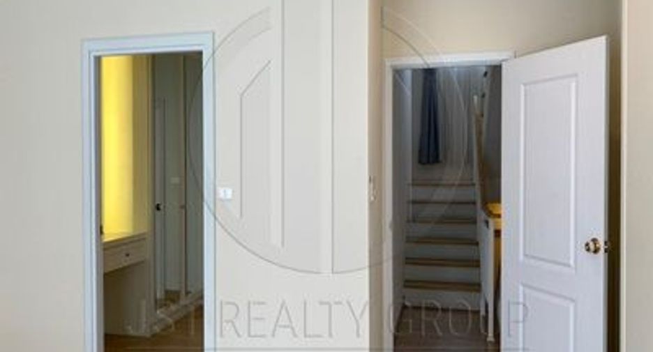 For rent 4 bedrooms townhouse in Bang Na, Bangkok