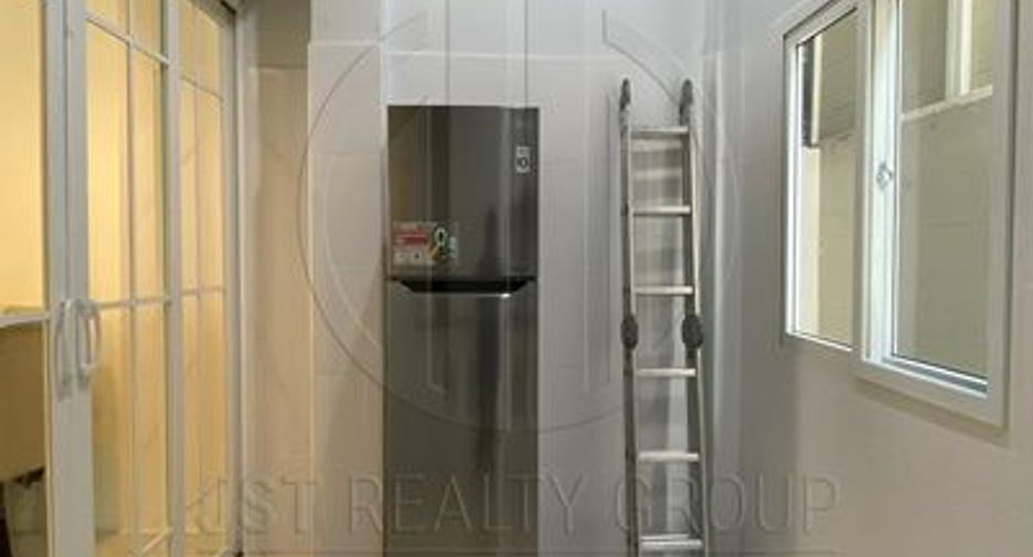 For rent 4 bedrooms townhouse in Bang Na, Bangkok