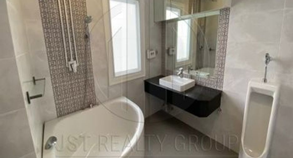 For rent 4 bedrooms townhouse in Bang Na, Bangkok