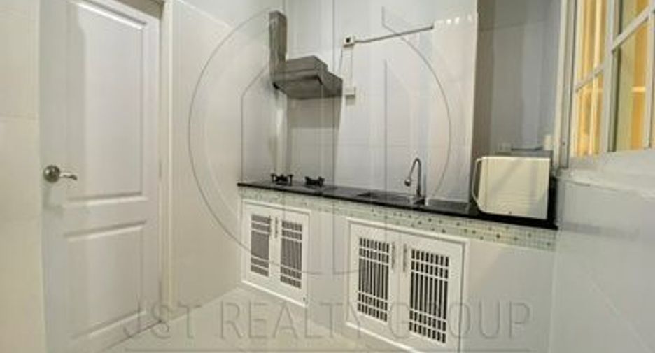 For rent 4 bedrooms townhouse in Bang Na, Bangkok