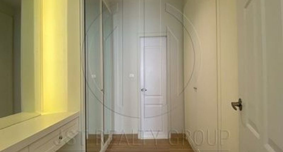 For rent 4 bedrooms townhouse in Bang Na, Bangkok