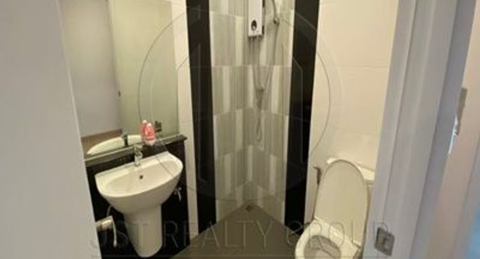 For rent 4 bedrooms townhouse in Bang Na, Bangkok