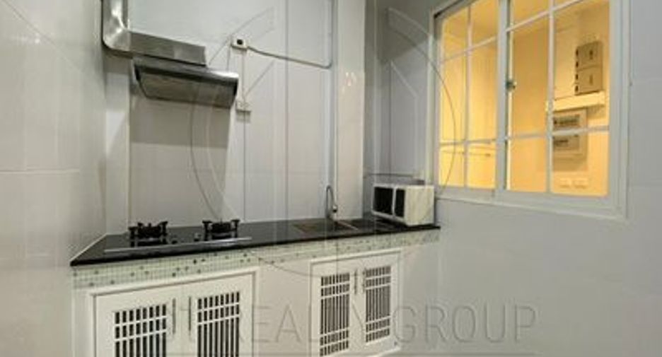 For rent 4 bedrooms townhouse in Bang Na, Bangkok