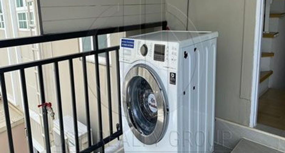 For rent 4 bedrooms townhouse in Bang Na, Bangkok