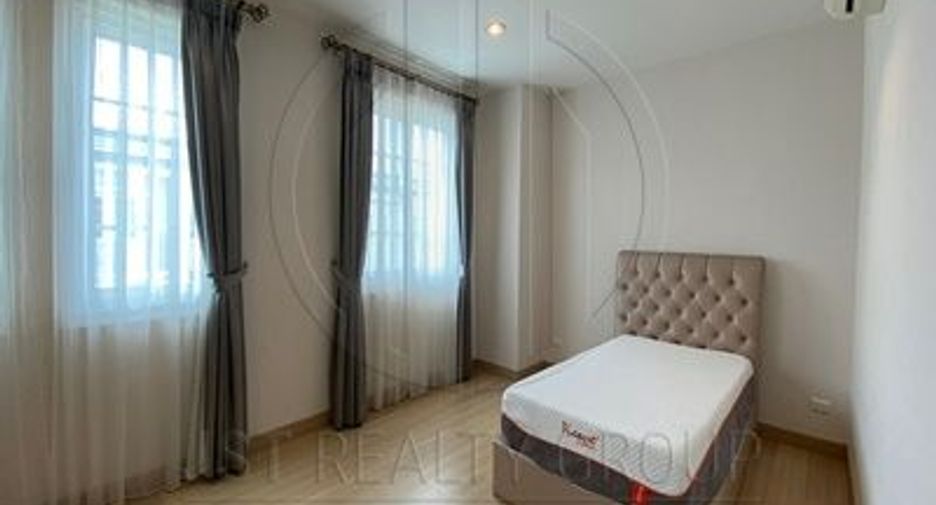 For rent 4 bedrooms townhouse in Bang Na, Bangkok