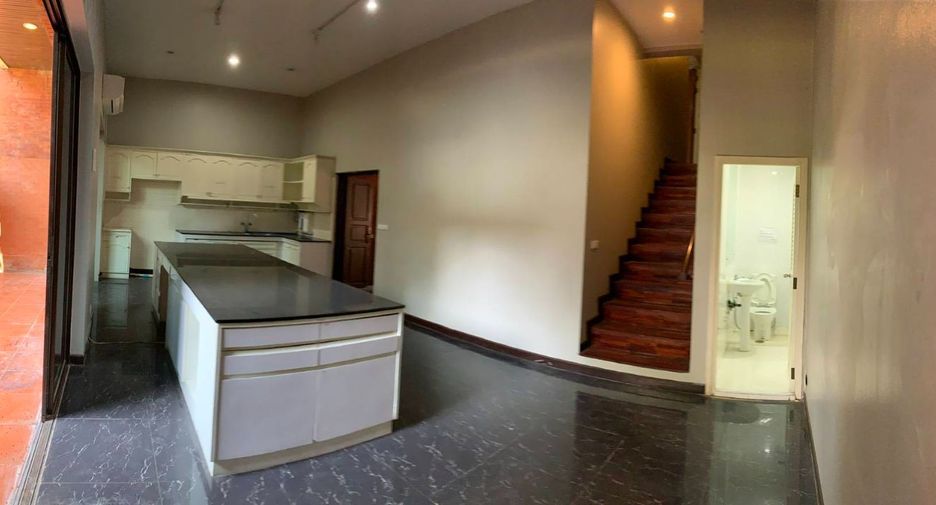 For rent 6 ベッドルーム townhouse in Pathum Wan, Bangkok
