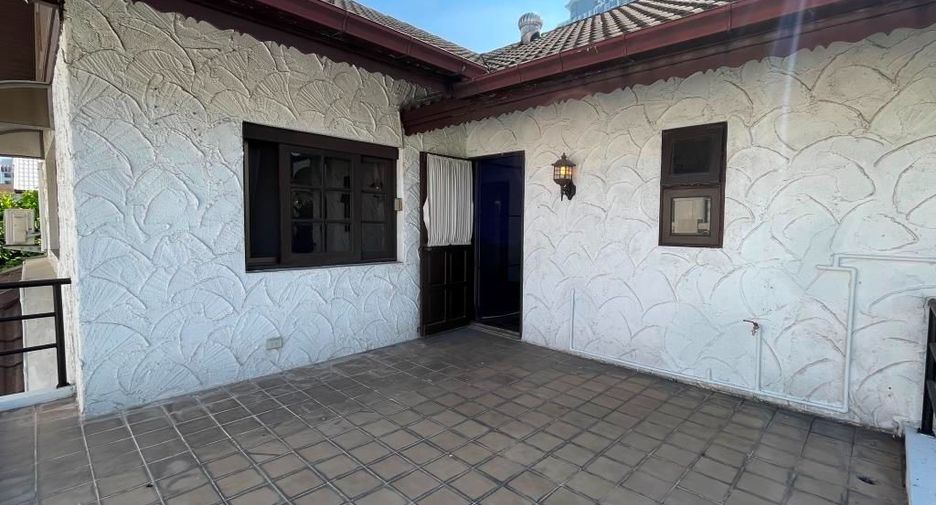 For rent 3 bedrooms house in Phra Khanong, Bangkok