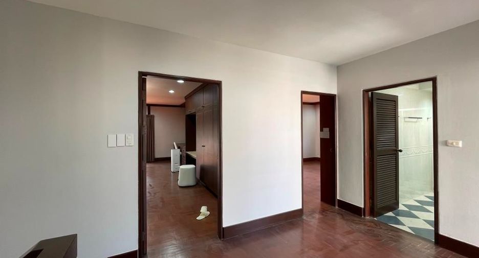 For rent 3 bedrooms house in Phra Khanong, Bangkok