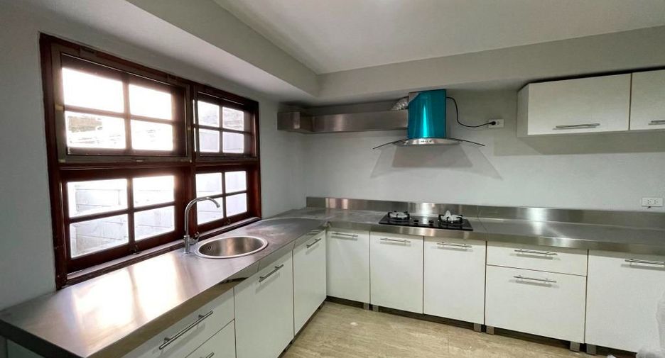 For rent 3 bedrooms house in Phra Khanong, Bangkok