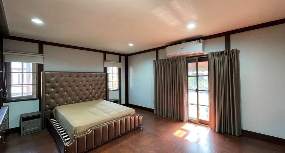 For rent 3 bedrooms house in Phra Khanong, Bangkok