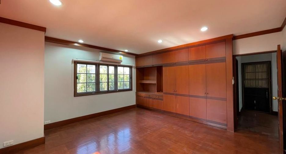 For rent 3 bedrooms house in Phra Khanong, Bangkok