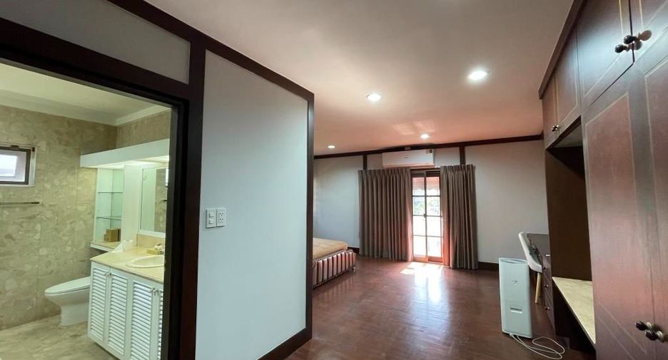 For rent 3 bedrooms house in Phra Khanong, Bangkok