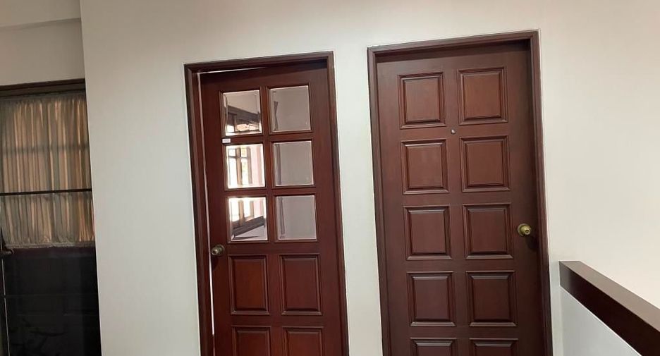 For rent 3 bedrooms house in Phra Khanong, Bangkok