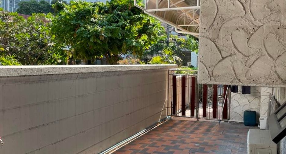 For rent 3 bedrooms house in Phra Khanong, Bangkok