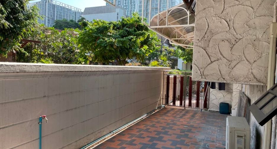For rent 3 bedrooms house in Phra Khanong, Bangkok