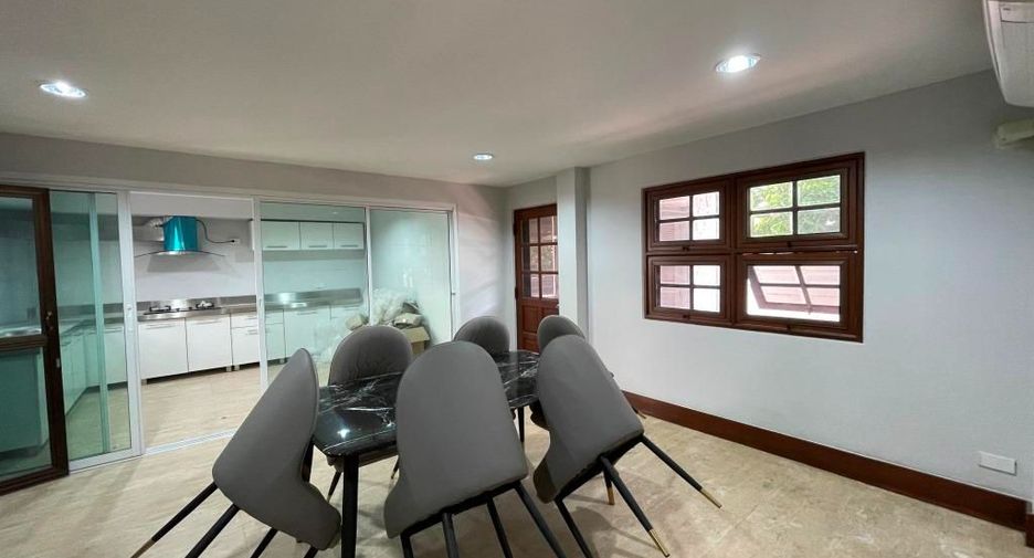 For rent 3 bedrooms house in Phra Khanong, Bangkok