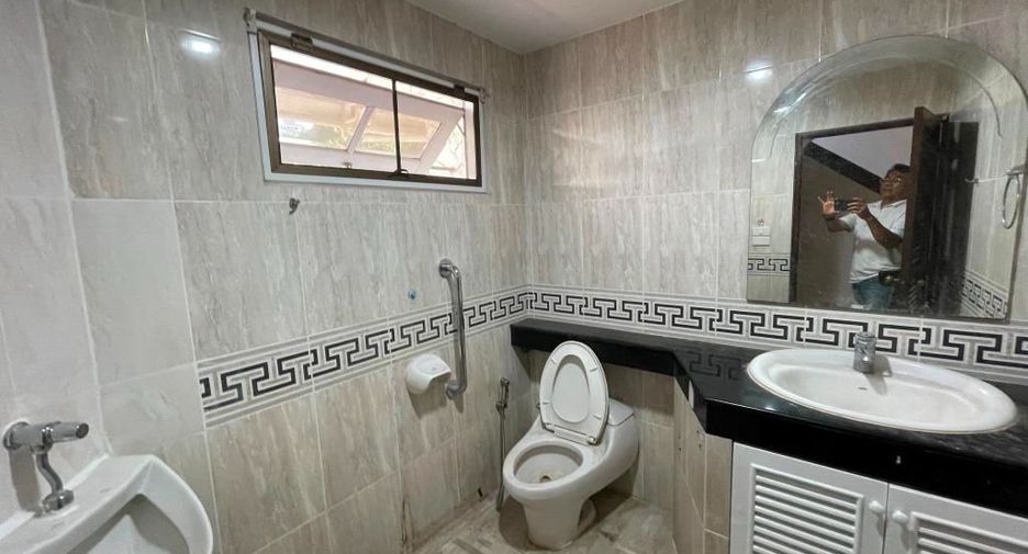 For rent 3 bedrooms house in Phra Khanong, Bangkok