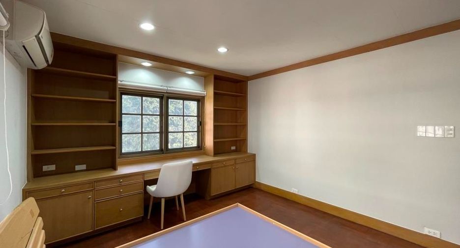 For rent 3 bedrooms house in Phra Khanong, Bangkok