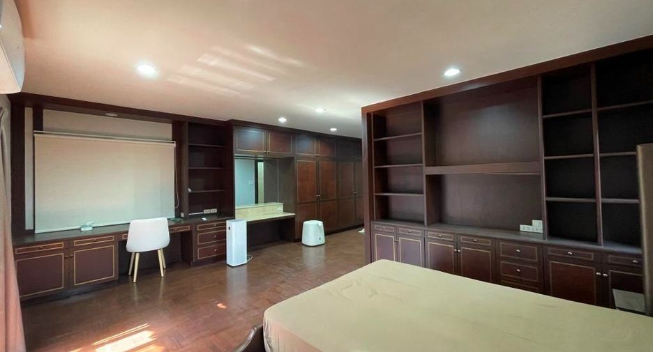 For rent 3 bedrooms house in Phra Khanong, Bangkok
