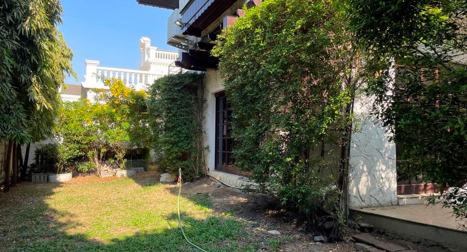 For rent 3 bedrooms house in Phra Khanong, Bangkok