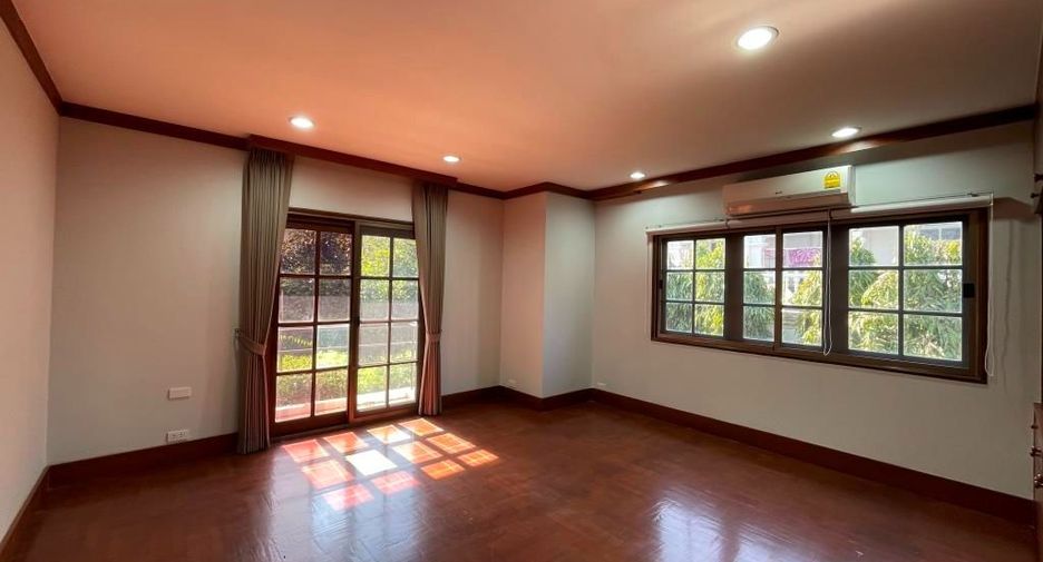 For rent 3 bedrooms house in Phra Khanong, Bangkok