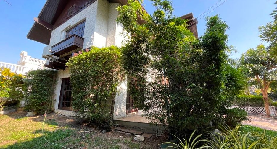 For rent 3 bedrooms house in Phra Khanong, Bangkok