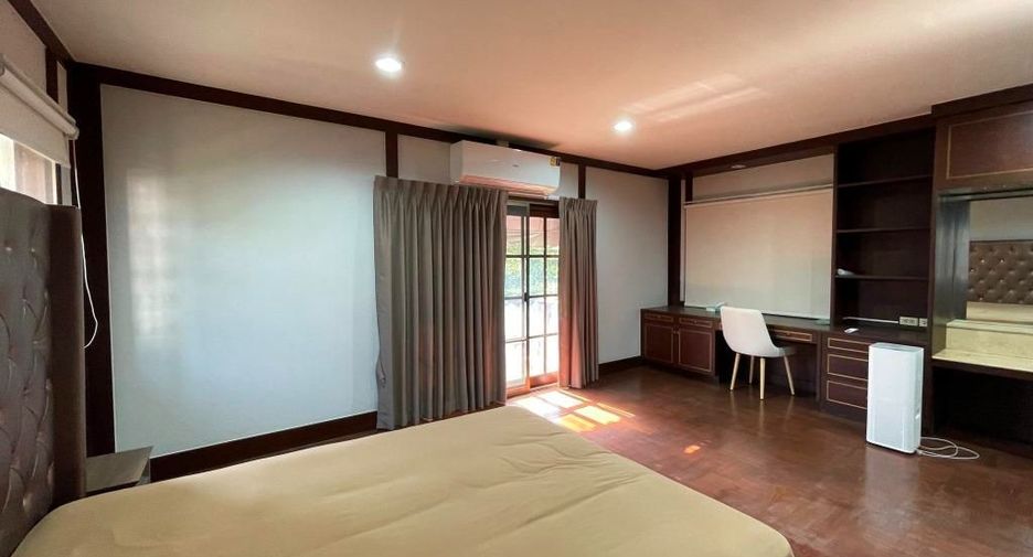 For rent 3 bedrooms house in Phra Khanong, Bangkok
