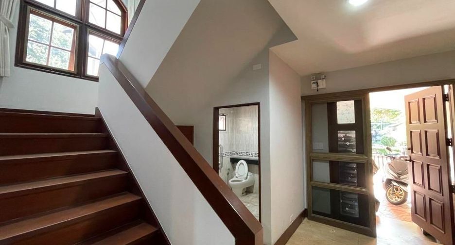 For rent 3 bedrooms house in Phra Khanong, Bangkok