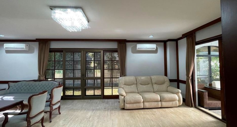 For rent 3 bedrooms house in Phra Khanong, Bangkok