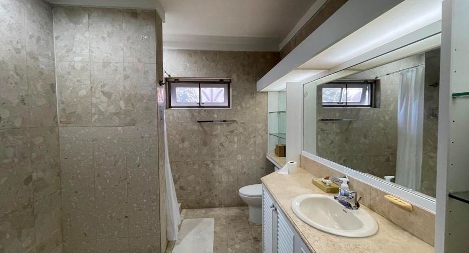 For rent 3 bedrooms house in Phra Khanong, Bangkok