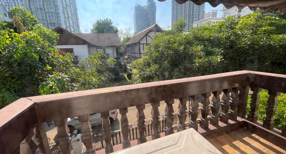 For rent 3 bedrooms house in Phra Khanong, Bangkok