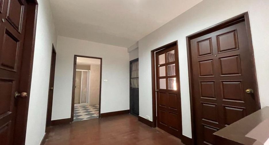 For rent 3 bedrooms house in Phra Khanong, Bangkok
