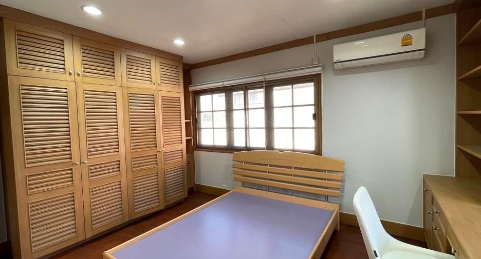 For rent 3 bedrooms house in Phra Khanong, Bangkok