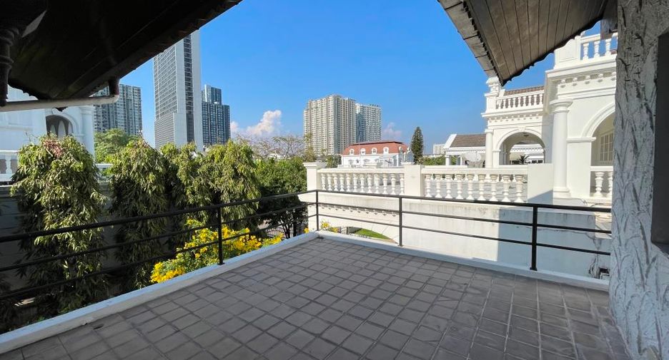 For rent 3 bedrooms house in Phra Khanong, Bangkok
