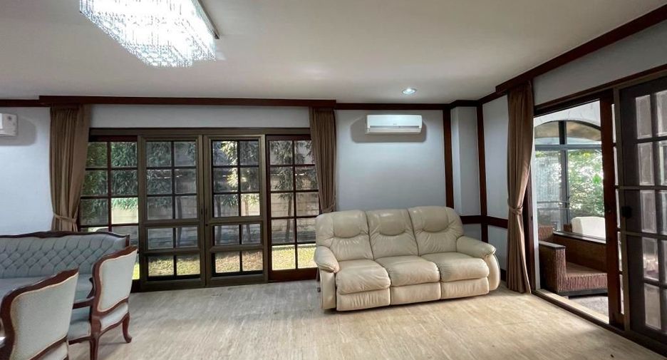 For rent 3 bedrooms house in Phra Khanong, Bangkok