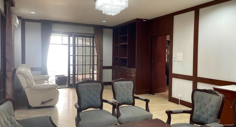 For rent 3 bedrooms house in Phra Khanong, Bangkok
