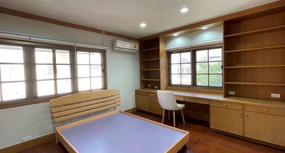 For rent 3 bedrooms house in Phra Khanong, Bangkok